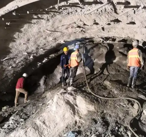 水满乡隧道拱顶带模注浆料，微膨胀注浆料的特点及施工工艺